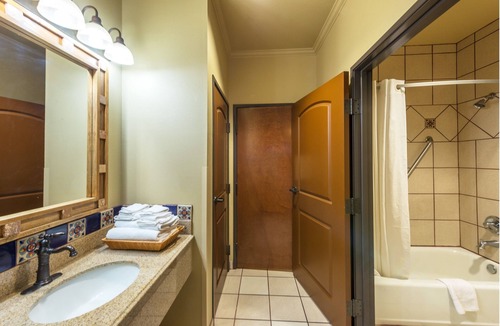 Near East Side Hotel | La Hacienda near Alamodome & Riverwalk