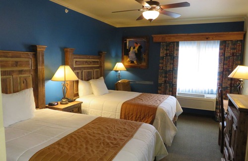 Near East Side Hotel | La Hacienda near Alamodome & Riverwalk