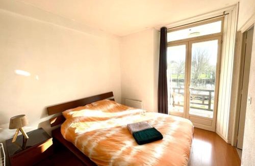 Moret-sur-Loing Apartment | La Halte- Vue Rivière- Élégant T3- Parking- RDC
