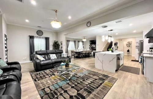 Eagle Rock House | LA Home - FIFA Soccer, NBA Games, Universal Studios