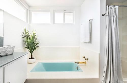 Ladera Heights Apartment | LA Huge Mid Century Guesthouse Patio LAX Beach