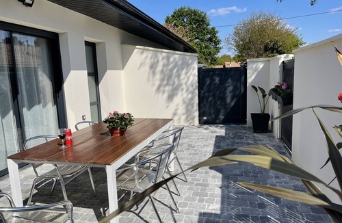 Gujan-Mestras Apartment | La Hume Recent contemporary single storey flat