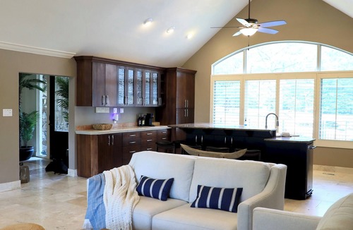 Mid America House | La Isla at Hamilton Cove, A water's edge Experience, private Island, Sleeps 30!