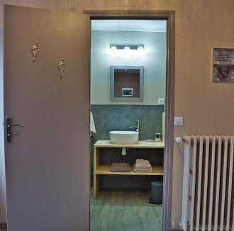 Le Cambout Bed & Breakfast | La Jacarandière