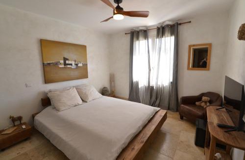Saint-Victor-la-Coste House | La Lézarde, chambre d'hôte, piscine, salle d'eau privatif, café ou thé offert le matin