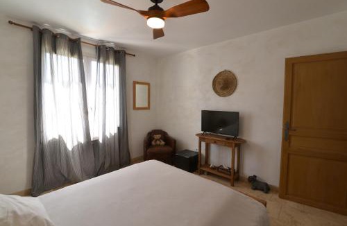 Saint-Victor-la-Coste House | La Lézarde, chambre d'hôte, piscine, salle d'eau privatif, café ou thé offert le matin