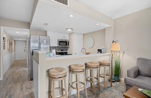 Rockport Condo | La La's | Pet Friendly, Pool + Hot Tub Access!