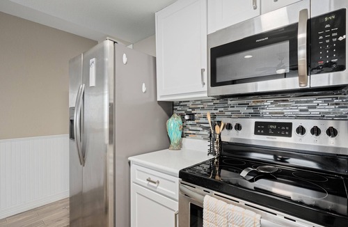 Rockport Condo | La La's | Pet Friendly, Pool + Hot Tub Access!