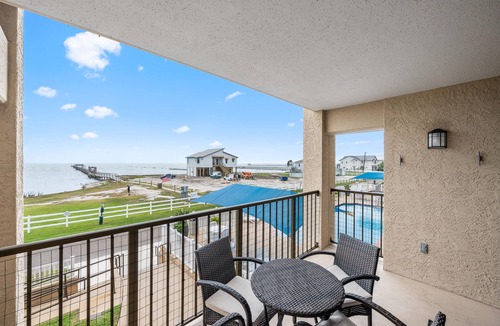 Rockport Condo | La La's | Pet Friendly, Pool + Hot Tub Access!