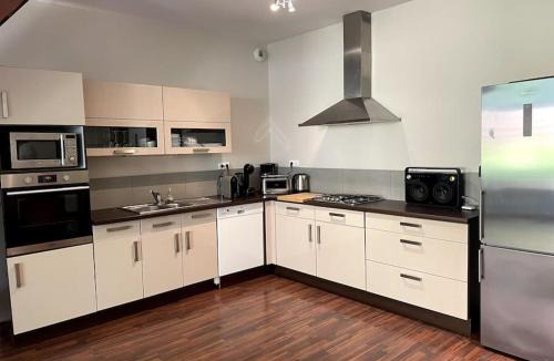 Cambrai Apartment | La Liberté, Loft 90 m2 rénové centre-ville, terrasse amenagee, jeux & parking