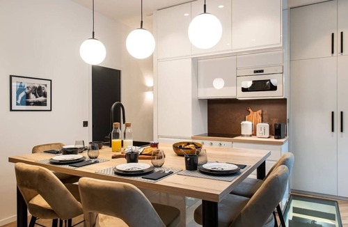 15th Arrondissement Apartment | La Librairie Parisienne- Convention Pte Versailles