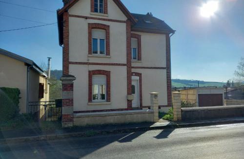 Nouvion-sur-Meuse House | La locomotive by La BB12087
