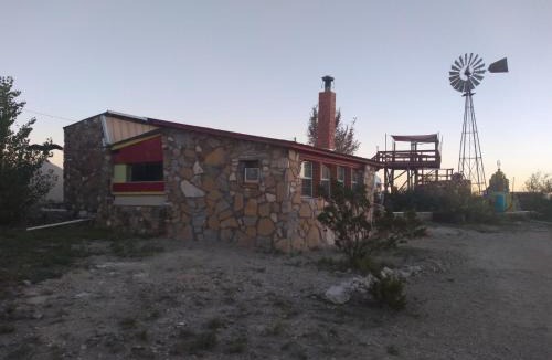 Marathon House | La loma del chivo Llc Stone Cottage alternative building