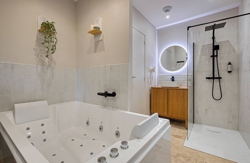 Quartier Vieux Marche-Cathedrale Apartment | La Love-Room d'Alice, balnéo et vidéo-projecteur !