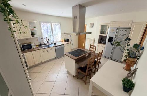 Corbeil-Essonnes House | LA LUMINEUSE Suite 2 Chambres Spacieux avec Toilette et Salle de Bain Privée