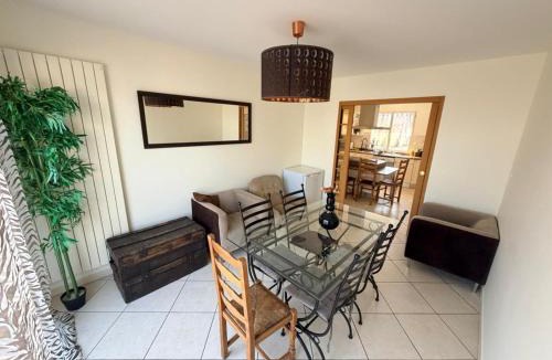 Corbeil-Essonnes House | LA LUMINEUSE Suite 2 Chambres Spacieux avec Toilette et Salle de Bain Privée
