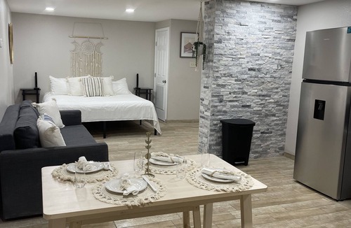 Eastern Division Apartment | La luna Room