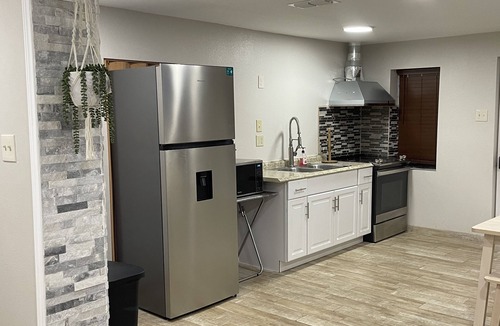 Eastern Division Apartment | La luna Room