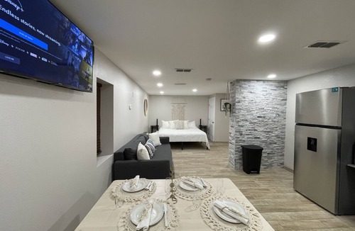 Eastern Division Apartment | La luna Room