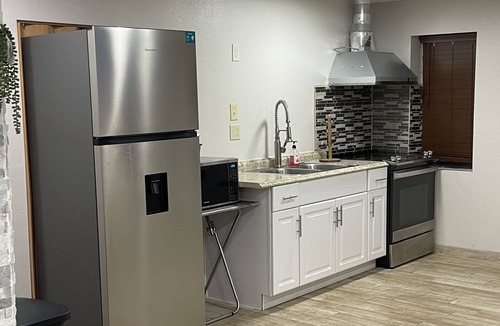 Eastern Division Apartment | La luna Room