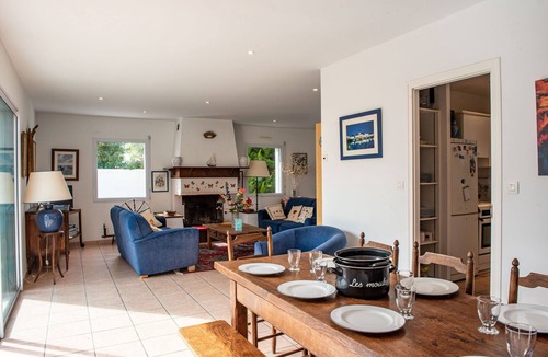 Saint-Gilles-Croix-de-Vie Ski Chalet | La Maison Bleue : For 8 in St Gilles-Croix-de-Vie