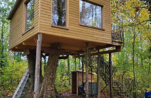 Escolives-Sainte-Camille Cabin | La Maison Dans les Arbres