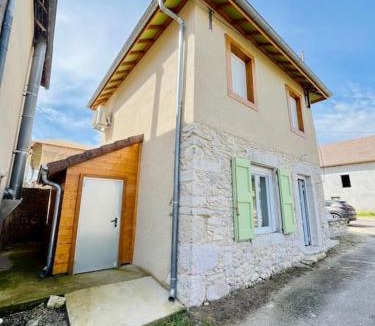 Saint-Victor-de-Morestel House | La Maison L’oiseau Bleu