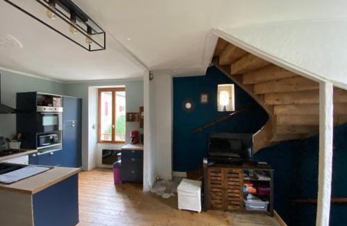 Voutezac House | La maison à la porte bleue