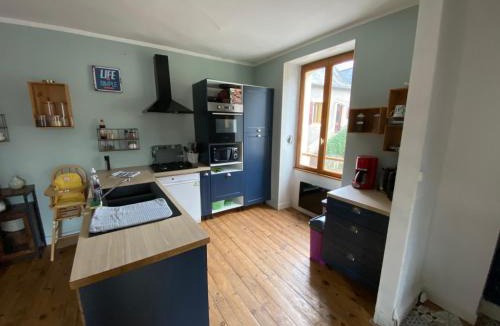 Voutezac House | La maison à la porte bleue