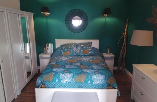 Voutezac House | La maison à la porte bleue