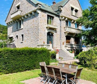 Espalion House | La Maison au toit vert