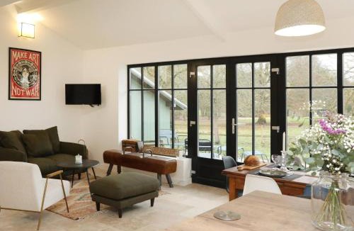 Courteuil House | La Maison Aux Fleurs by La Boîte En Plus