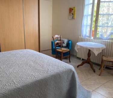 Sauveterre-la-Lemance Bed & Breakfast | La maison bleue