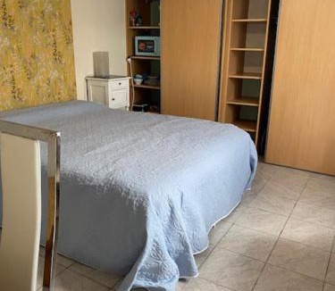 Sauveterre-la-Lemance Bed & Breakfast | La maison bleue