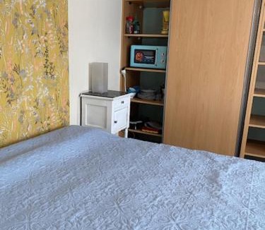 Sauveterre-la-Lemance Bed & Breakfast | La maison bleue