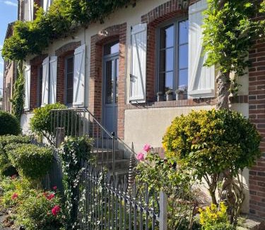 Chaltrait House | La maison bleue