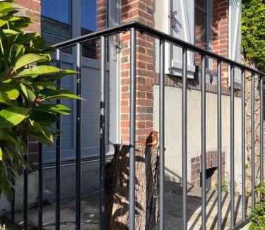 Chaltrait House | La maison bleue