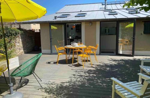 Noyers-sur-Serein House | La maison bleue