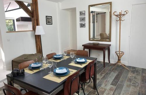 Noyers-sur-Serein House | La maison bleue