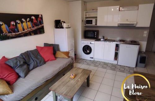 Saint-Geniez-d'Olt Apartment | La Maison Bleue, village vacances, piscine, parking