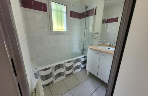 Saint-Geniez-d'Olt Apartment | La Maison Bleue, village vacances, piscine, parking