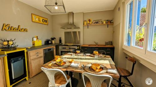 Tillenay House | La Maison Bleue