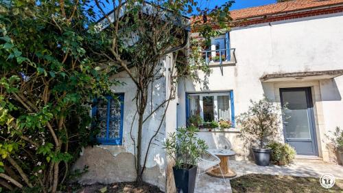 Tillenay House | La Maison Bleue