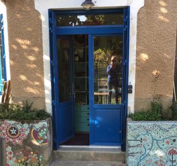 Accolay House | La maison colorée