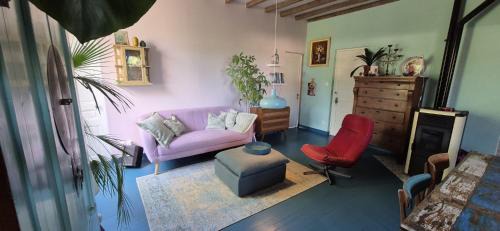 Accolay House | La maison colorée