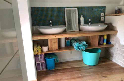 Accolay House | La maison colorée