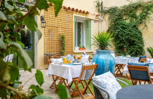 Salon-de-Provence Hotel | La Maison d'été