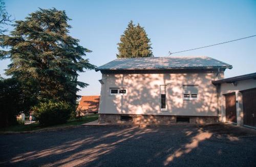 Dossenheim-sur-Zinsel House | La Maison du cèdre