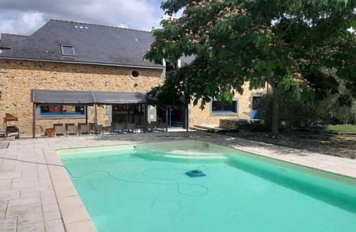 Parne-sur-Roc Villa | La Maison de Courcelle- Parné-sur-roc Charmante & Spacieuse Maison Avec Piscine