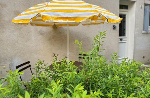 Avon House | La Maison de la Cour